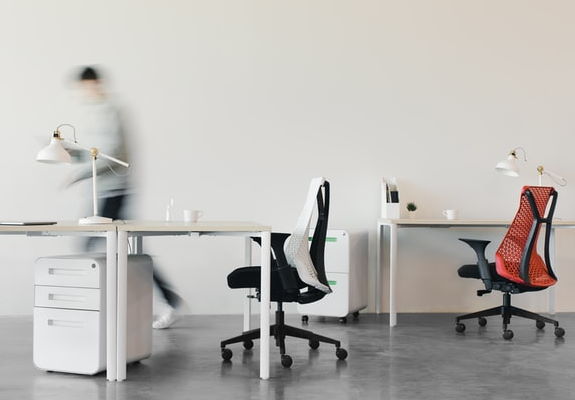 Arbeitsrechts, zwei Personen arbeiten am Schreibtisch