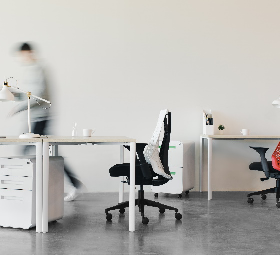 Arbeitsrecht, zwei Personen arbeiten am Schreibtisch